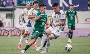 Un hincha de Sarmiento entró a la cancha y agarró del cuello al árbitro después de cobrar un penal a Central