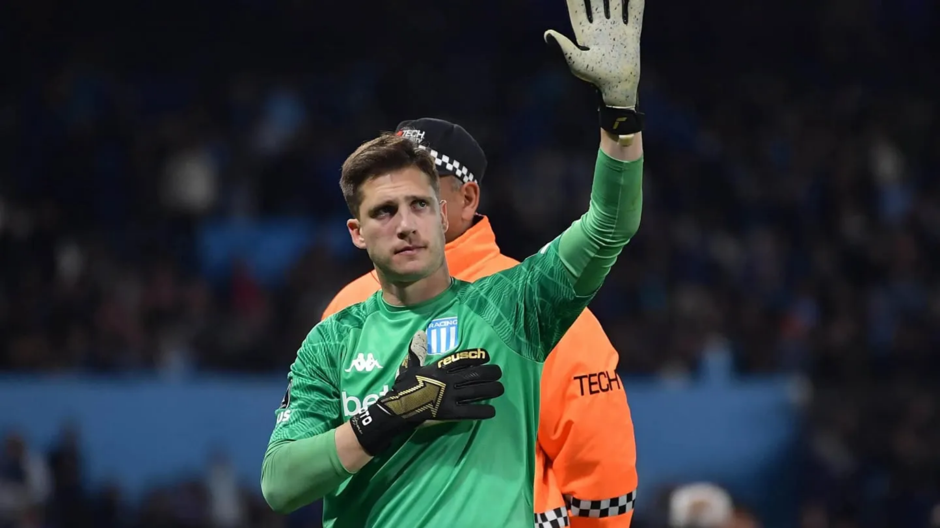 Cambeses guarda silencio ante la presión de su representante, mientras Racing busca retenerlo.