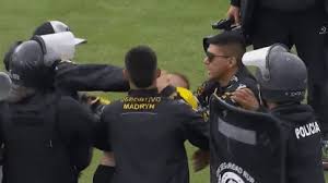 Escandaloso final para el ascenso de Estudiantes (RC): invasión de campo y proyectiles de los hinchas de Madryn