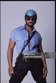 El compositor de "YMCA" amenaza con demandar a quienes la califiquen como "himno gay" tras ser asociada con el trumpismo.