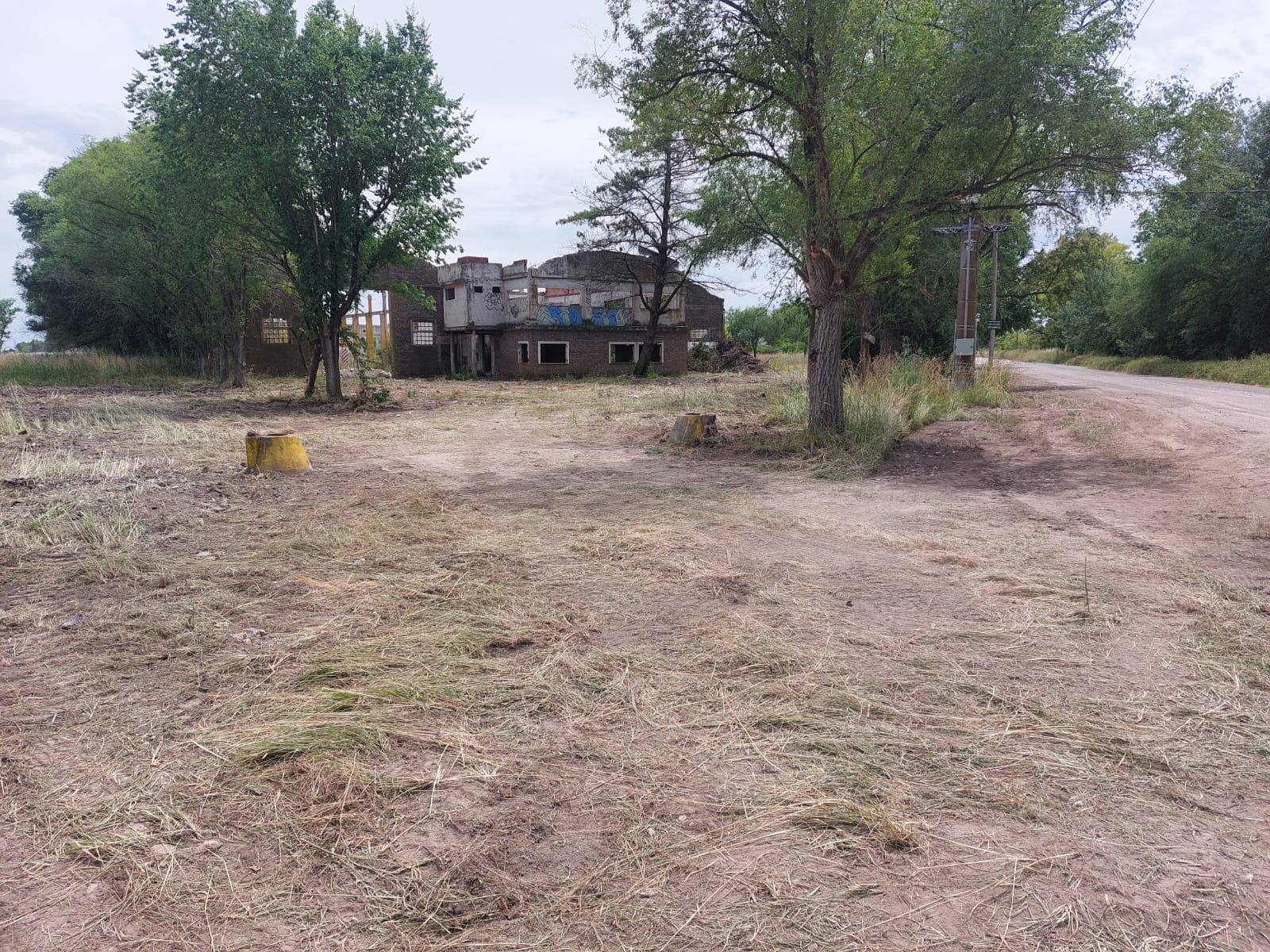 El Municipio realizó limpieza en Villa Aurora y en un predio fabril abandonado.