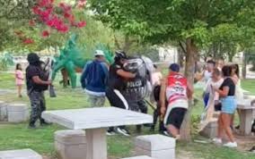 Comisario indigna a familiares con comentario sobre el joven asesinado.