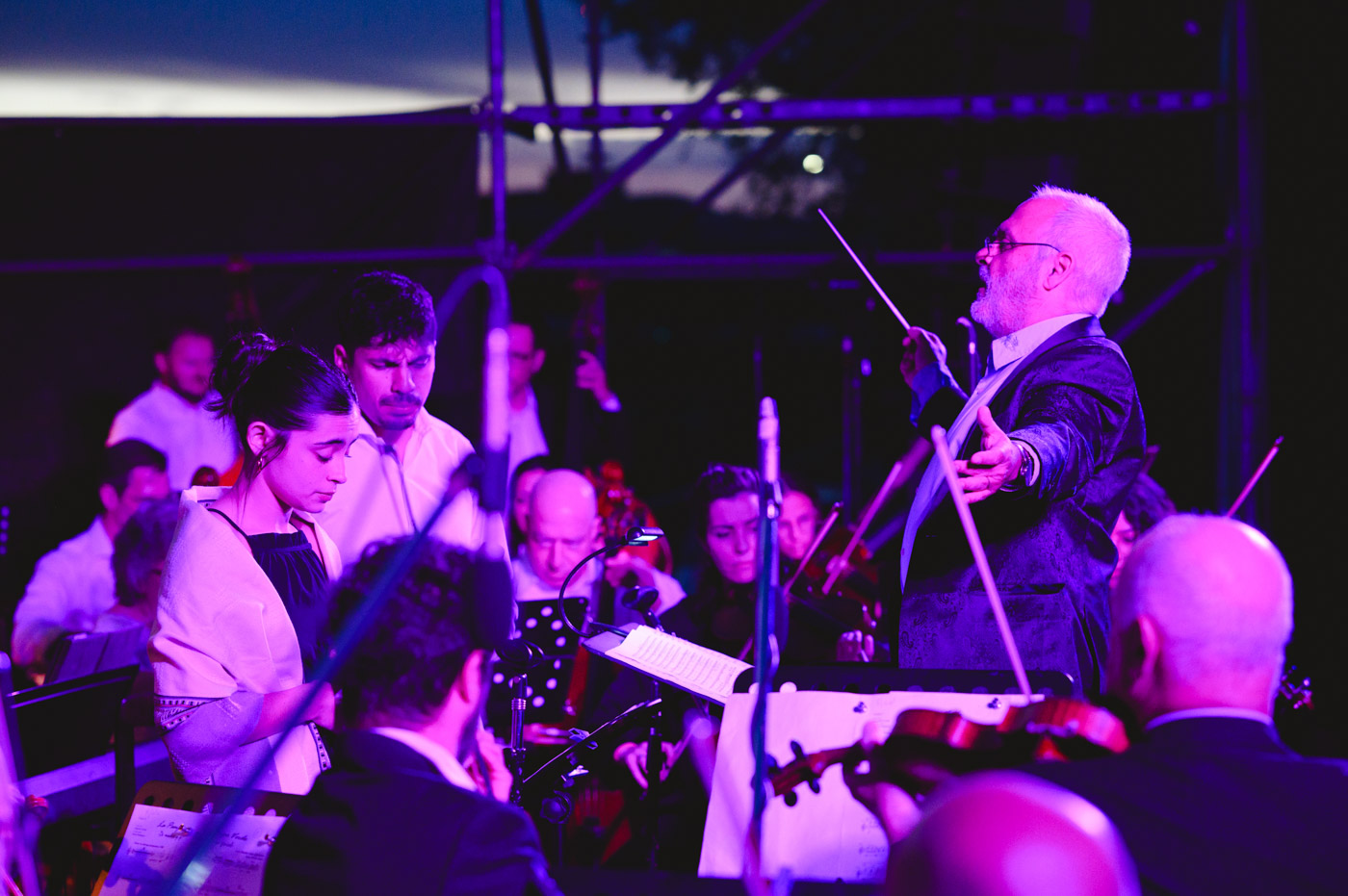 “Olavarría en Verano” se puso en marcha con un masivo show en las escalinatas de la Casa del Bicentenario