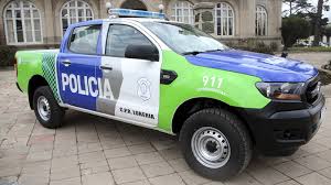 Al descubrir a su esposa con su amante en una casa, lo mató y huyó.