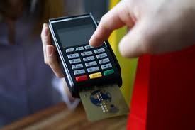 Argentino denuncia estafa con tarjeta en Río de Janeiro al comprar cigarrillos.