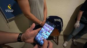 Intentó comprar el teléfono de su vecino y encontró material de abuso sexual infantil un video de su hija.