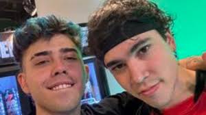 Luck Ra y Spreen alegraron la Navidad de los niños del Hospital Gutiérrez con regalos.