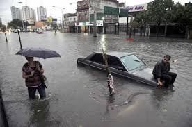Buenos Aires: Impactantes videos del diluvio, Unicenter inundado y autos arrastrados.