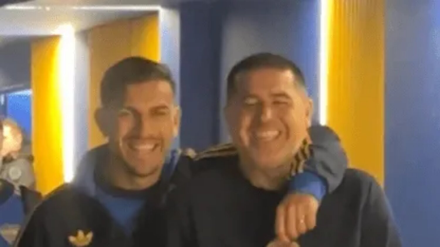 PAREDES SALIÓ ABRAZADO A RIQUELME Y LES TIRÓ UN PALITO A LOS PERIODISTAS.