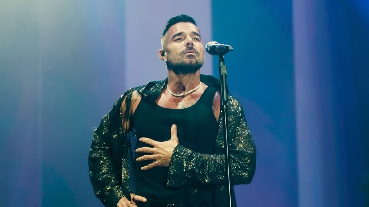 Ricky Martin experimentó un percance durante su presentación y tuvo que retirarse del escenario.