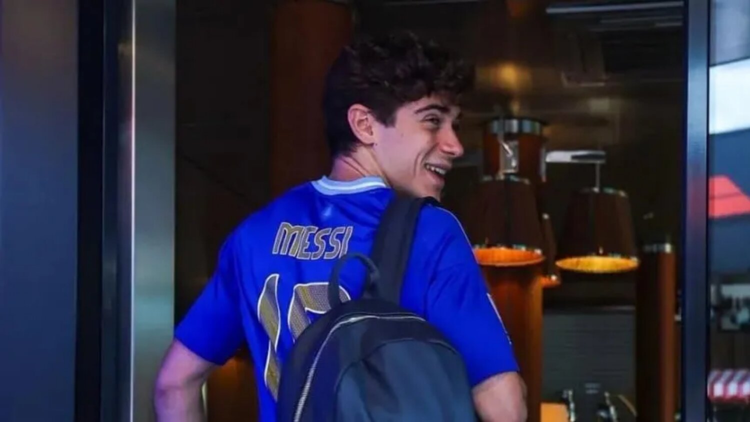 COLAPINTO LLEGÓ A BÉLGICA CON LA CAMISETA DE MESSI Y HABLÓ DE SU FUTURO EN LA FÓRMULA 1