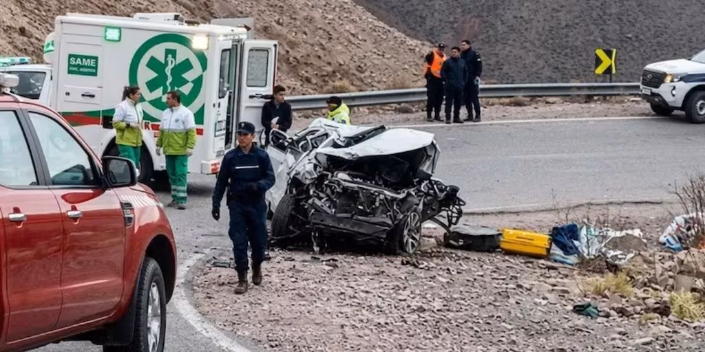 TRAGEDIA EN JUJUY UNA MUJER MURIÓ Y SU HIJA ESTÁ CON MUERTE CEREBRAL TRAS DESBARRANCAR UNA CAMIONETA.