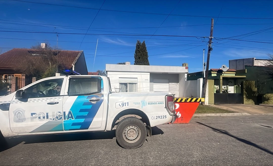 ENCONTRÓ UNA GRANADA ACTIVA MIENTRAS LIMPIABA EL PATIO DE SU VIVIENDA
