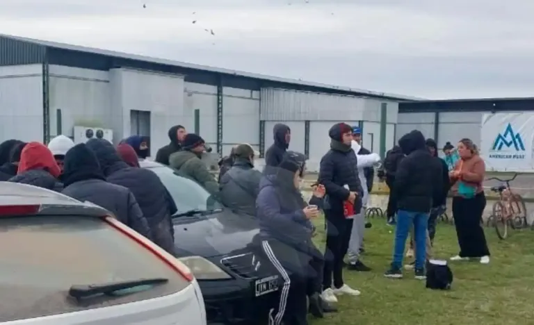 Denuncian que el frigorífico American Meat de Cacharí dejó afuera a más de la mitad de los trabajadores