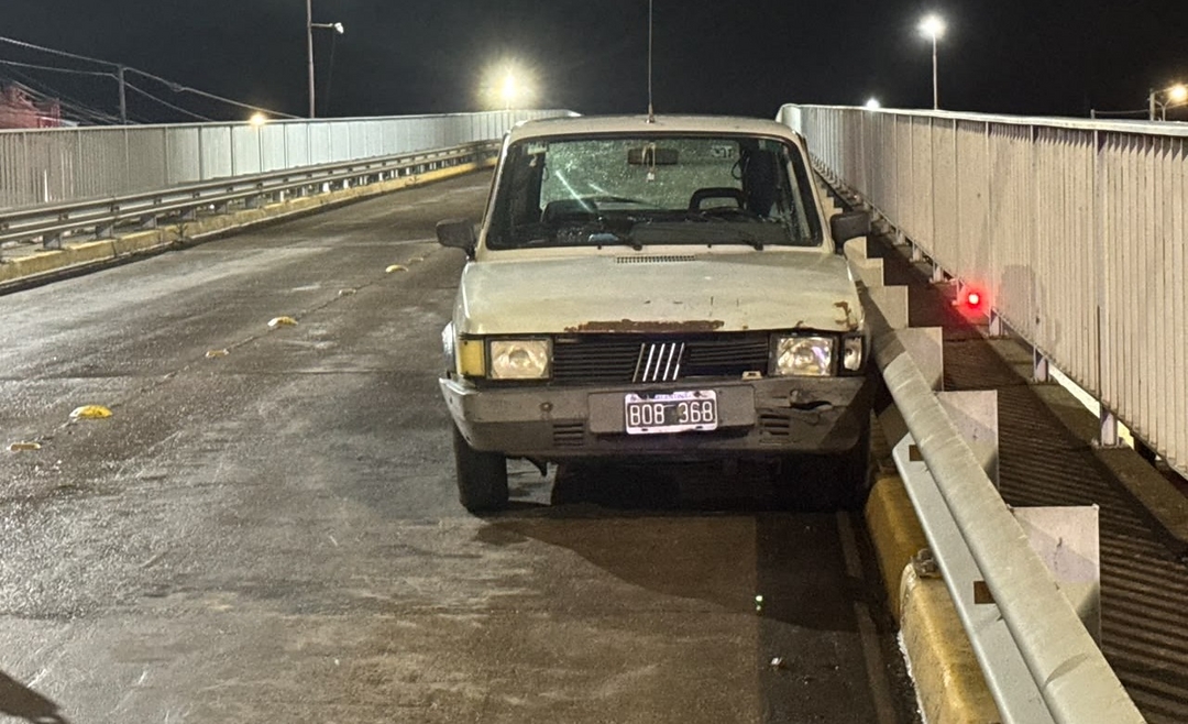 UNA MUJER SE DESCOMPENSÓ Y CHOCÓ CONTRA EL GUARDARRAÍL EN EL PUENTE DE AVENIDA COLÓN.