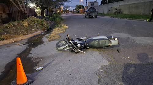 FUERTE CHOQUE ENTRE UNA MOTO Y UNA CAMIONETA: UN HOMBRE HERIDO